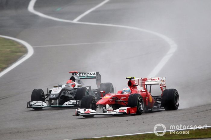 Fernando Alonso, Ferrari F10 y Michael Schumacher, Mercedes GP MGP W01 luchan por la posición