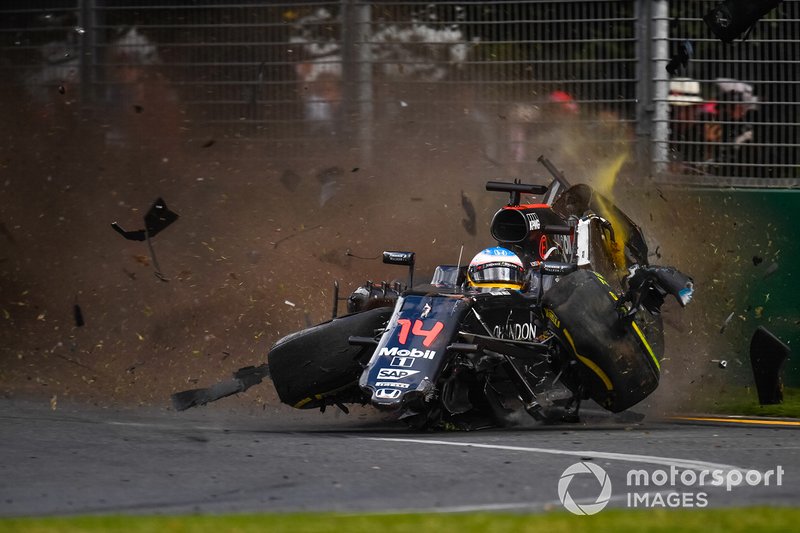 Fernando Alonso, McLaren MP4-31, crash