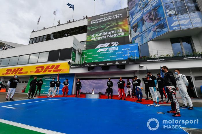 Los pilotos se arrodillan para mostrar su apoyo para acabar con el racismo, Kimi Raikkonen, Alfa Romeo, Daniel Ricciardo, Renault F1 Pierre Gasly, AlphaTauri, Daniil Kvyat, AlphaTauri, Sergio Pérez, Racing Point, Valtteri Bottas, Mercedes-AMG Petronas F1, Lewis Hamilton, Mercedes-AMG Petronas F1, Lance Stroll, Racing Point Sebastian Vettel, Ferrari, Max Verstappen, Red Bull Racing, Carlos Sainz Jr. , McLaren, Alex Albon, Red Bull Racing y Nicholas Latifi, Williams Racing