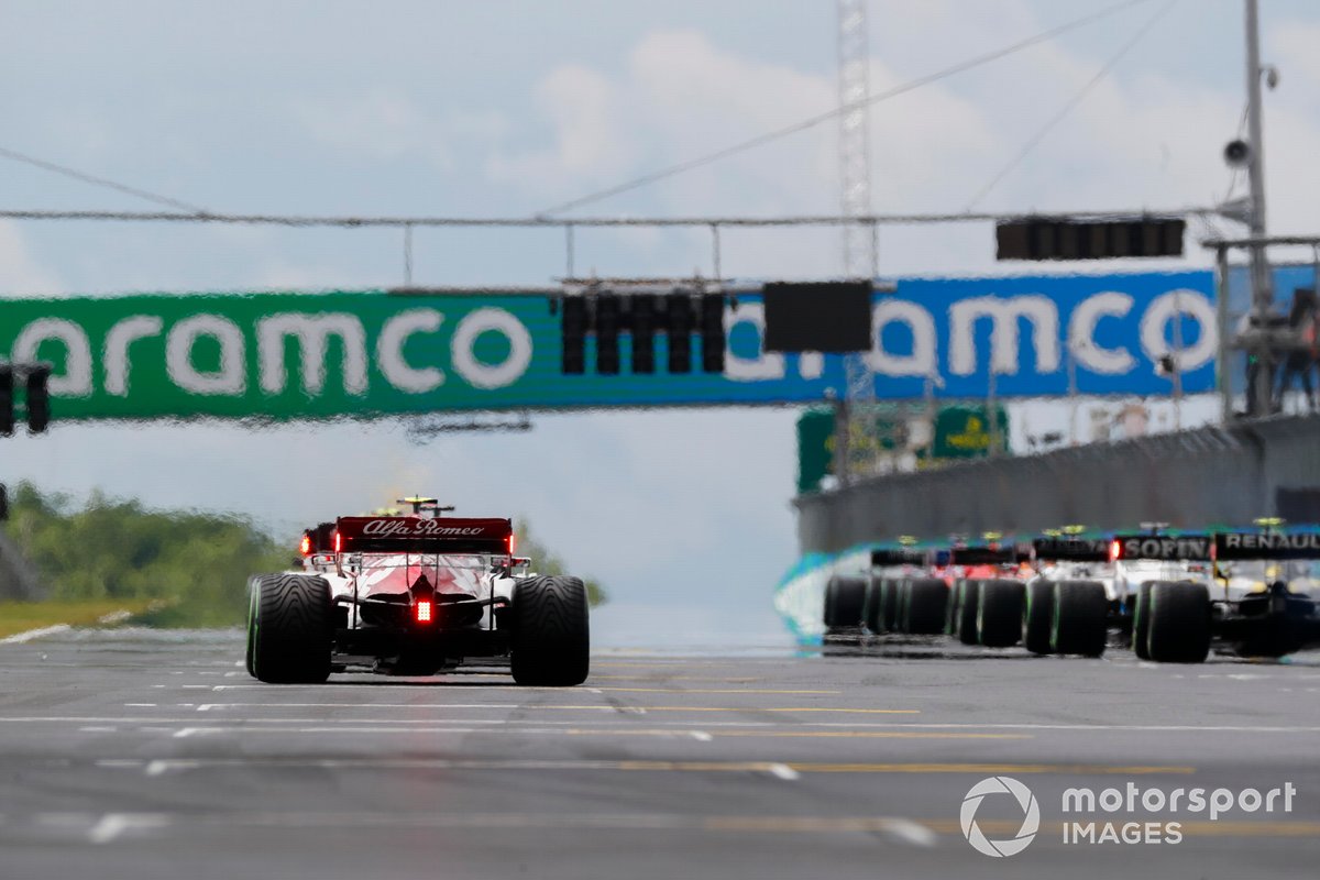 Los pilotos esperan las luces para la arrancada