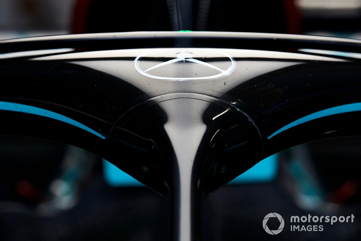 Il logo Mercedes sull'halo di una Mercedes F1 W11