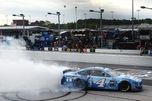 Il vincitore della gara Kevin Harvick, Stewart-Haas Racing, Ford Mustang