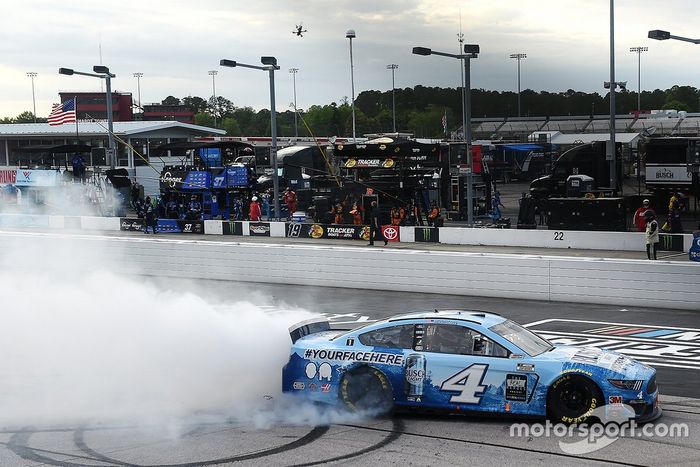 Ganador Kevin Harvick, Stewart-Haas Racing, Ford Mustang