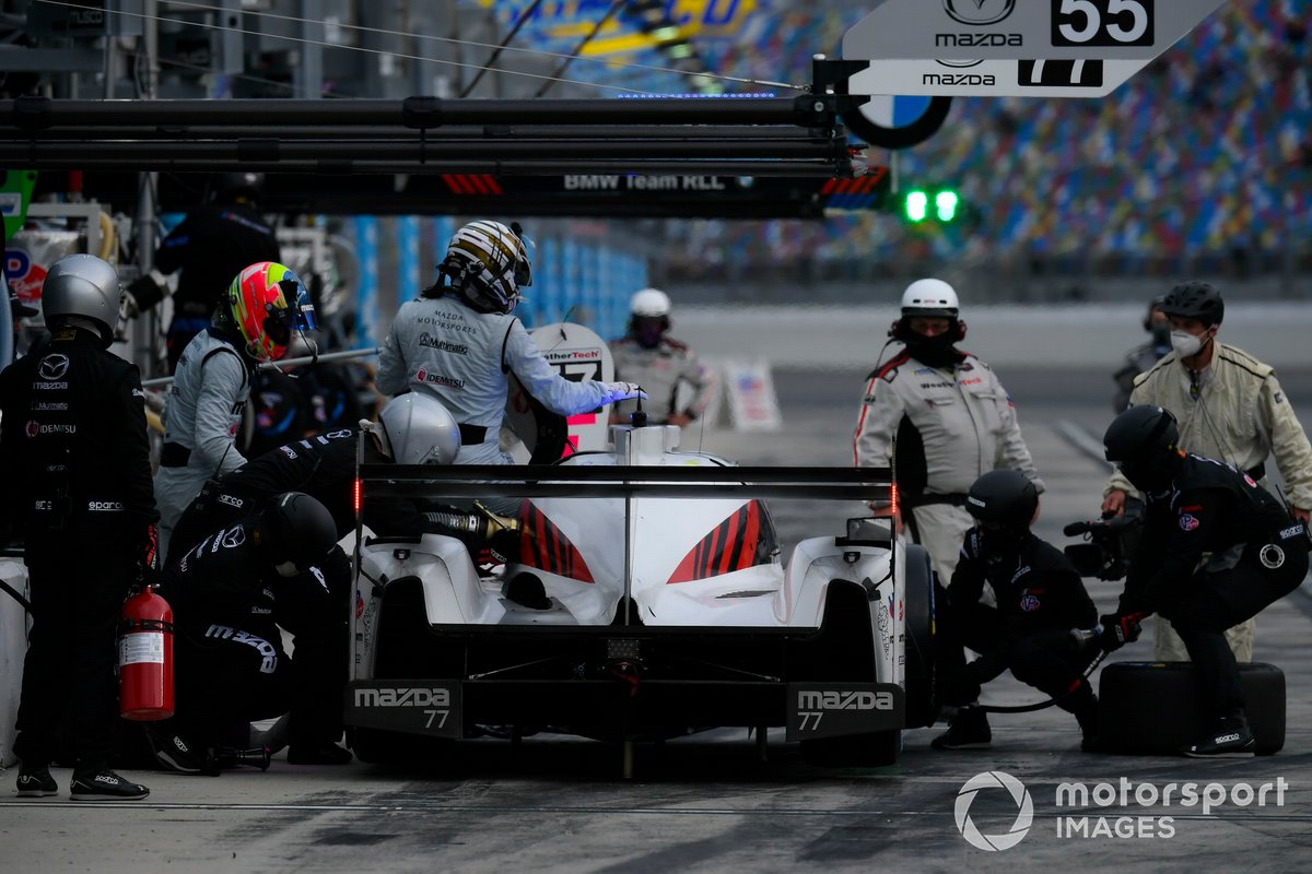 #77 Mazda Team Joest Mazda DPi, DPi: Oliver Jarvis, Tristan Nunez pit stop