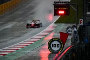 Frederik Vesti, Prema Racing, rijdt langs een rode vlag