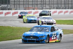 Joey Logano, Team Penske, Ford Mustang PPG, Jimmie Johnson, Hendrick Motorsports, Chevrolet Camaro Ally