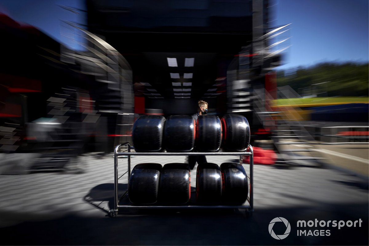 Un meccanico della Mercedes-AMG Petronas F1 con le gomme Pirelli