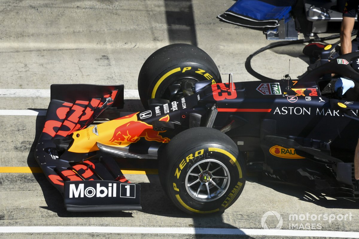 Alerón delantero del coche de Alex Albon, Red Bull Racing RB16