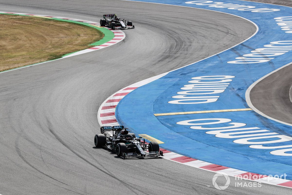 Lewis Hamilton, Mercedes F1 W11 EQ Performance y Kevin Magnussen, Haas VF-20