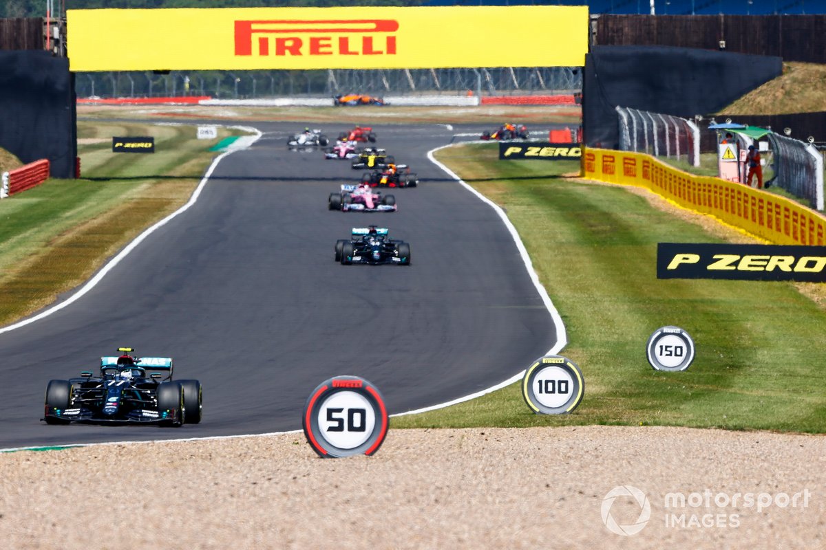 Valtteri Bottas, Mercedes F1 W11, Lewis Hamilton, Mercedes F1 W11 en la vuelta de formación
