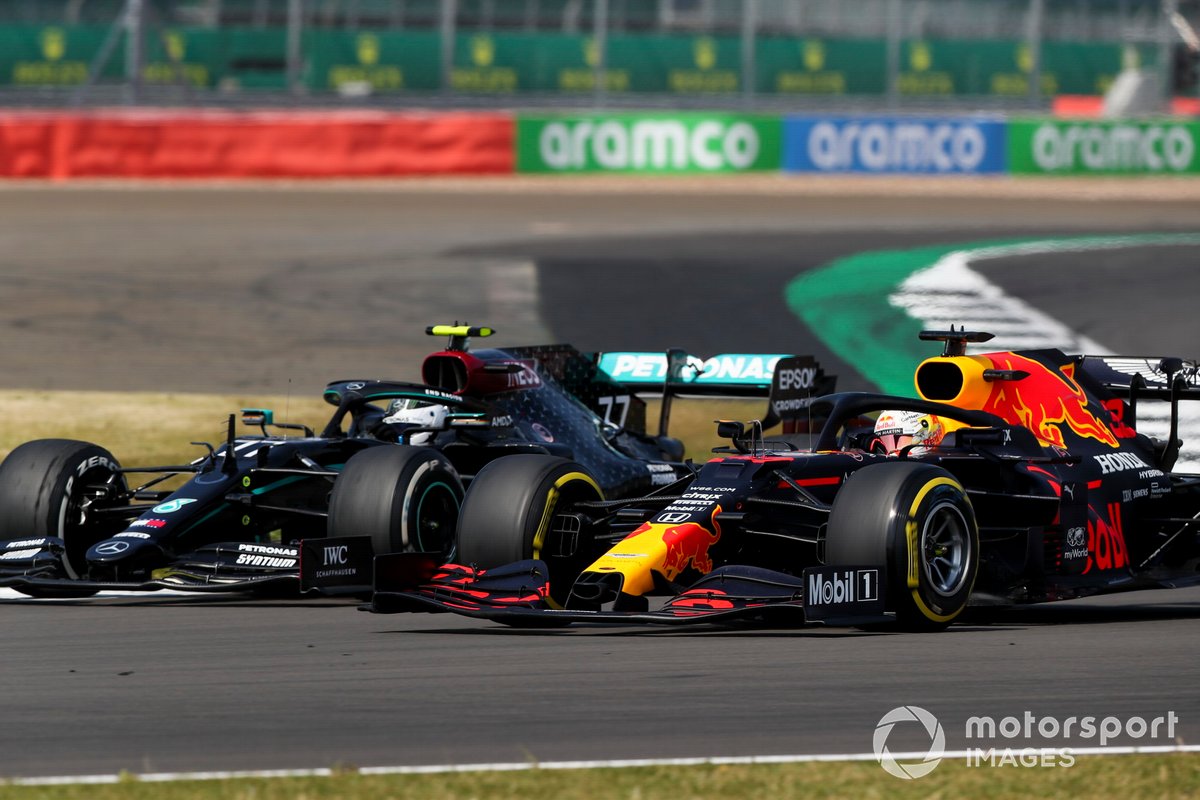 Valtteri Bottas, Mercedes F1 W11 e Max Verstappen, Red Bull Racing RB16 in battaglia per il primo posto in gara