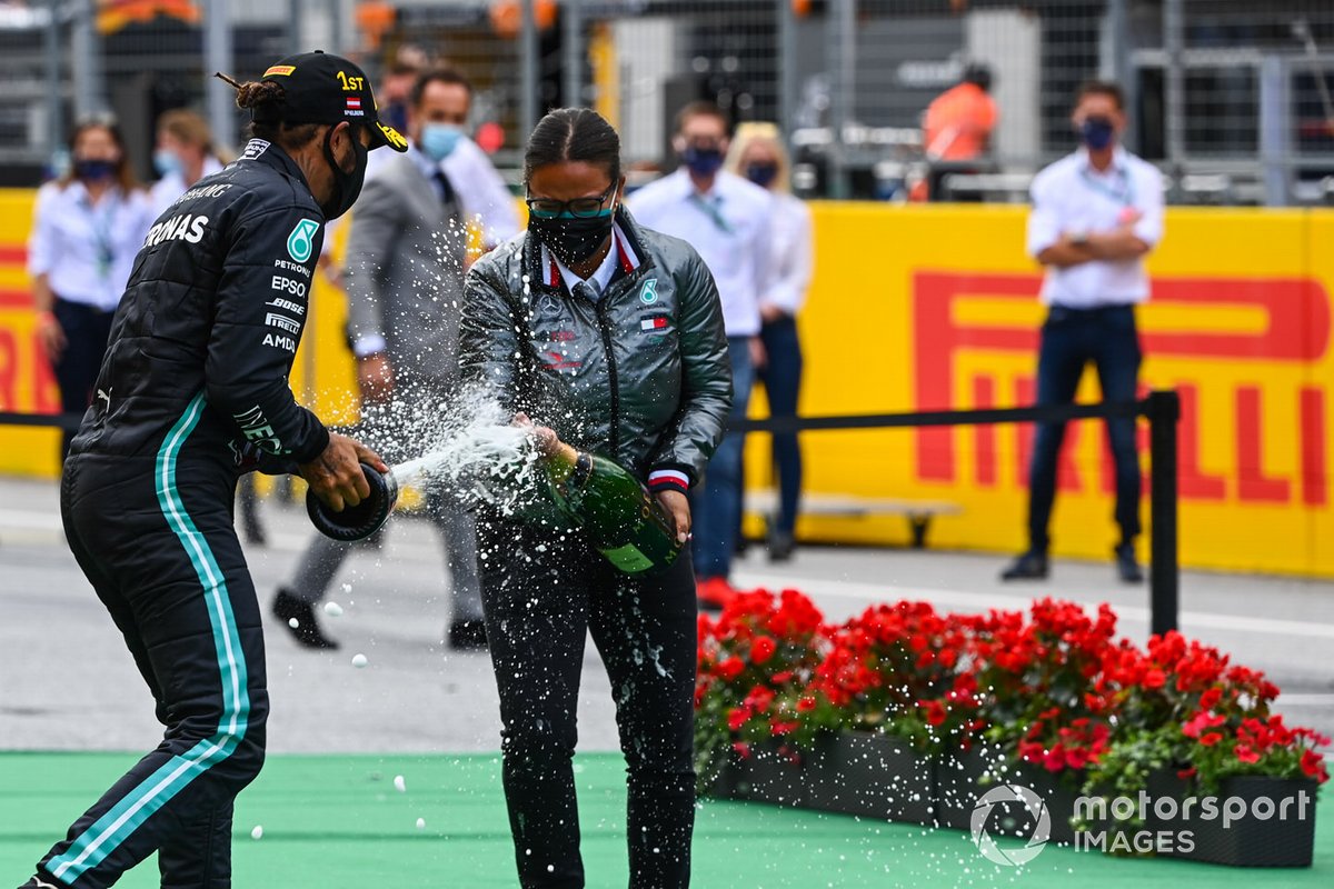 Podio: ganador de la carrera Lewis Hamilton, Mercedes-AMG Petronas F1 con Stephanie Travers, ingeniera de fluidos de Petronas, Mercedes-AMG Petronas F1