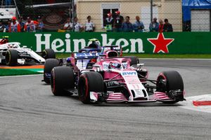 Sergio Perez, Racing Point Force India VJM11, devant  Pierre Gasly, Toro Rosso STR13, et Charles Leclerc, Sauber C37