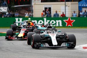 Lewis Hamilton, Mercedes AMG F1 W09, voor Max Verstappen, Red Bull Racing RB14, en Valtteri Bottas, Mercedes AMG F1 W09