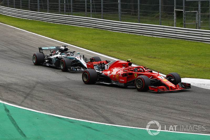 Kimi Raikkonen, Ferrari SF71H ve Lewis Hamilton, Mercedes AMG F1 W09 battle