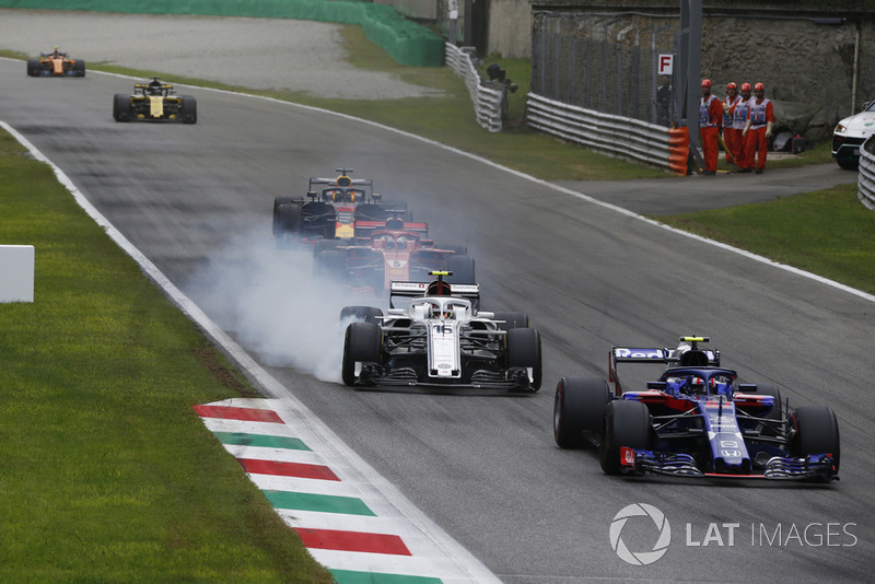 Charles Leclerc, Sauber C37 locks up behind Pierre Gasly, Scuderia Toro Rosso STR13