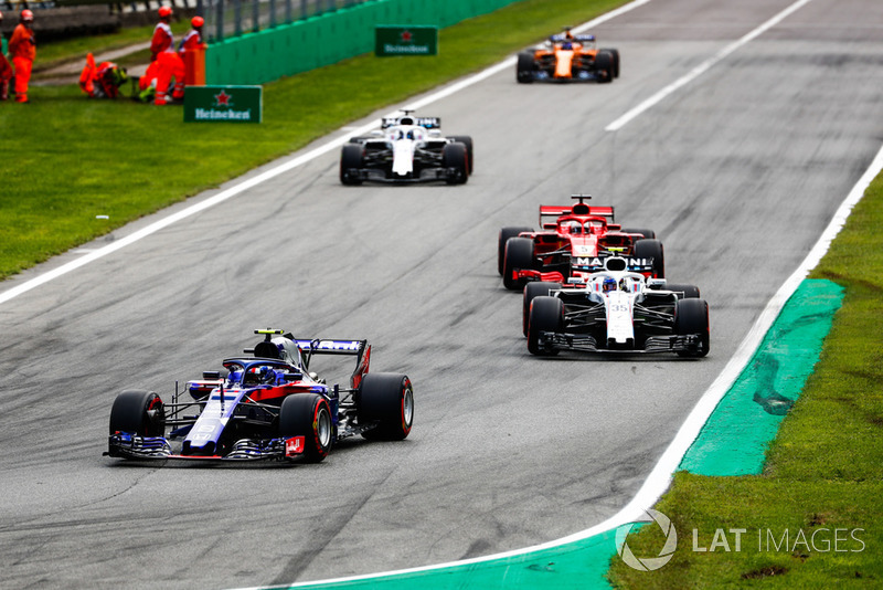 Pierre Gasly, Toro Rosso STR13, devant Sergey Sirotkin, Williams FW41, Sebastian Vettel, Ferrari SF71H, Lance Stroll, Williams FW41, et Fernando Alonso, McLaren MCL33