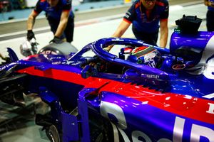 Brendon Hartley, Toro Rosso STR13, est ramené dans son garage