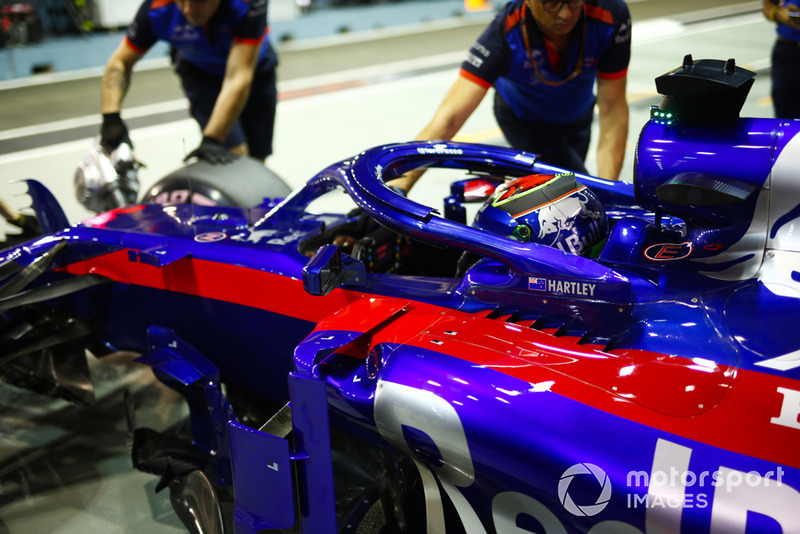 Brendon Hartley, Toro Rosso STR13, is returned to the garage.