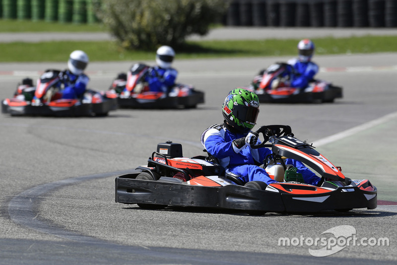 Faeroz mengemudi go-kart