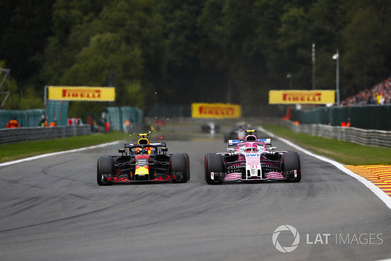 Макс Ферстаппен, Red Bull Racing RB14, и Эстебан Окон, Racing Point Force India F1 VJM11