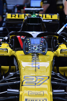 La voiture de Nico Hulkenberg, Renault Sport F1 Team R.S. 18 avec son volant