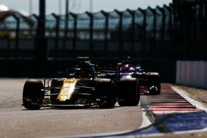 Carlos Sainz Jr., Renault Sport F1 Team R.S. 18, devant Sergio Perez, Racing Point Force India VJM11