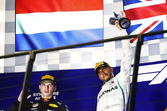 Max Verstappen, Red Bull Racing, et Lewis Hamilton, Mercedes AMG F1, sur le podium
