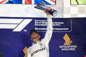 Lewis Hamilton, Mercedes AMG F1, 1° classificato, alza il trofeo, sul podio