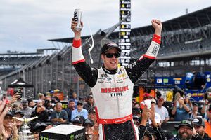 Brad Keselowski, Team Penske, Ford Fusion Discount Tire celebra su victoria.