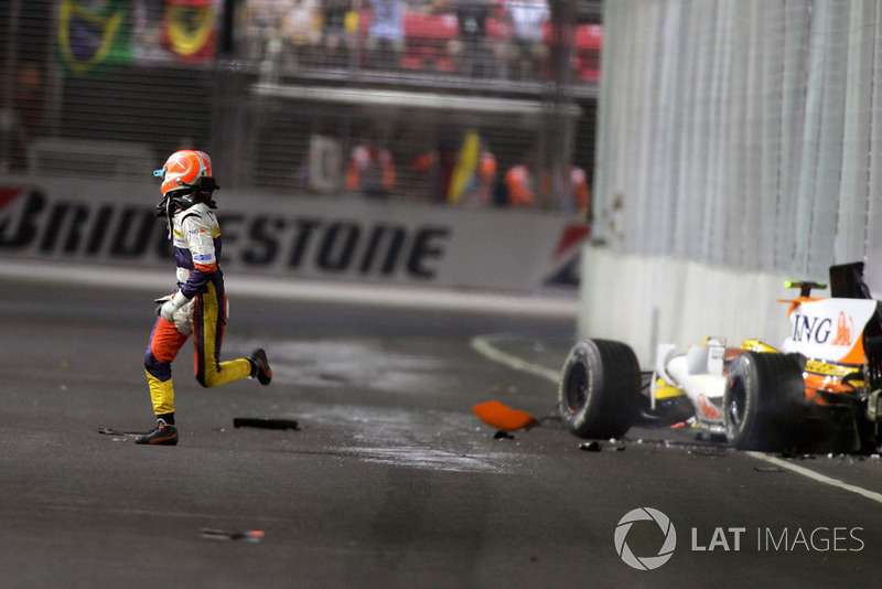 Nelson Piquet Jr., Renault F1 Team R28 crasht in de muur