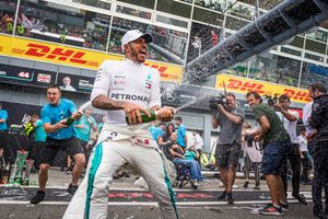 Lewis Hamilton, Mercedes AMG F1, festeggia con il team e lo champagne