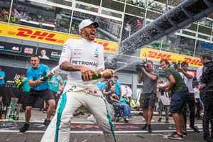 Lewis Hamilton, Mercedes AMG F1 fête sa victoire avec l'équipe et du champagne 