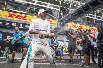 Lewis Hamilton, Mercedes AMG F1, festeggia con il team e lo champagne