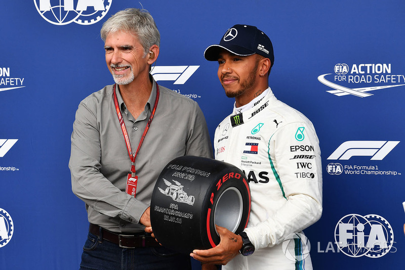 Damon Hill, Sky TV, remet le trophée Pirelli de la pole position à Lewis Hamilton