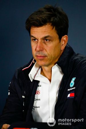 Toto Wolff, Mercedes AMG Director de F1 de Motorsport en una rueda de prensa