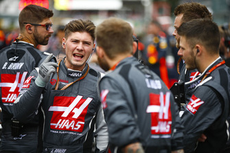 Haas F1 engineers on the grid