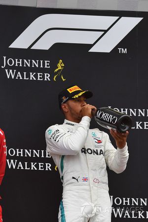 Lewis Hamilton, Mercedes AMG F1 sur le podium avec le champagne