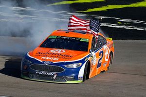 Brad Keselowski, Team Penske, Ford Fusion Autotrader, festeggia la sua vittoria con un burnout