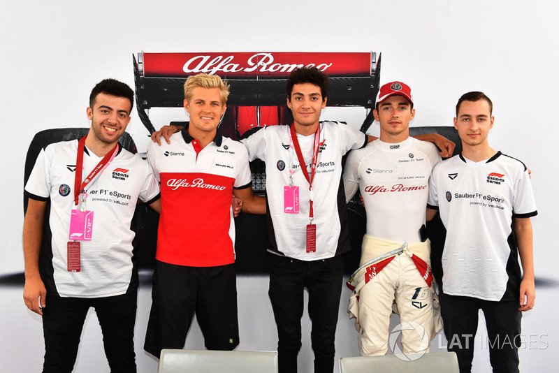 Marcus Ericsson, Sauber y Charles Leclerc, Sauber con los pilotos de eSports