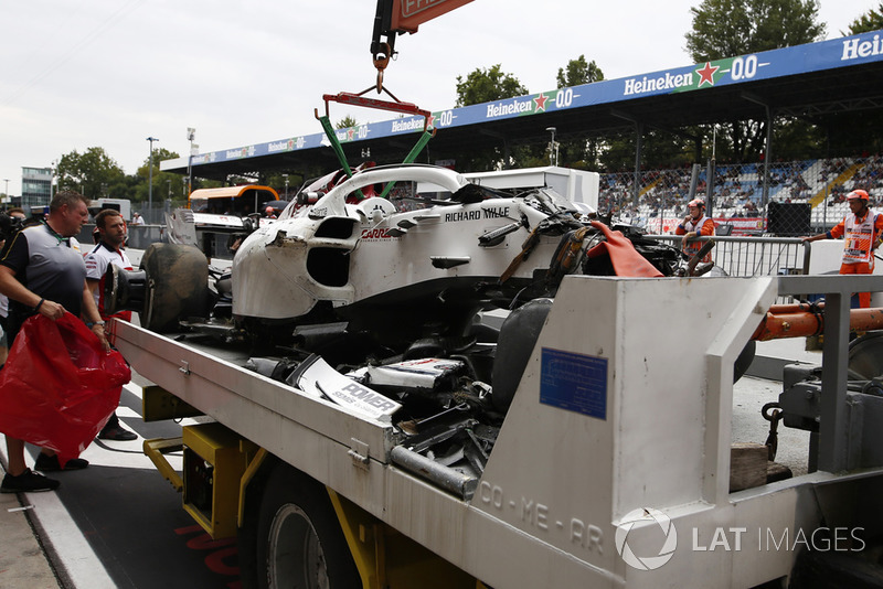 The crashed car of Marcus Ericsson, Sauber C37 is recovered to the pits in FP2