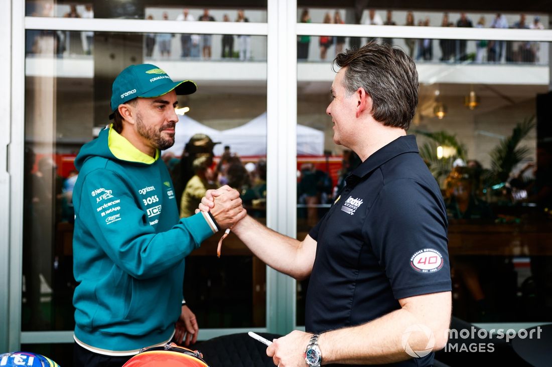 Fernando Alonso, el equipo Aston Martin de F1 y la estrella de la NASCAR Jeff Gordon intercambian cascos