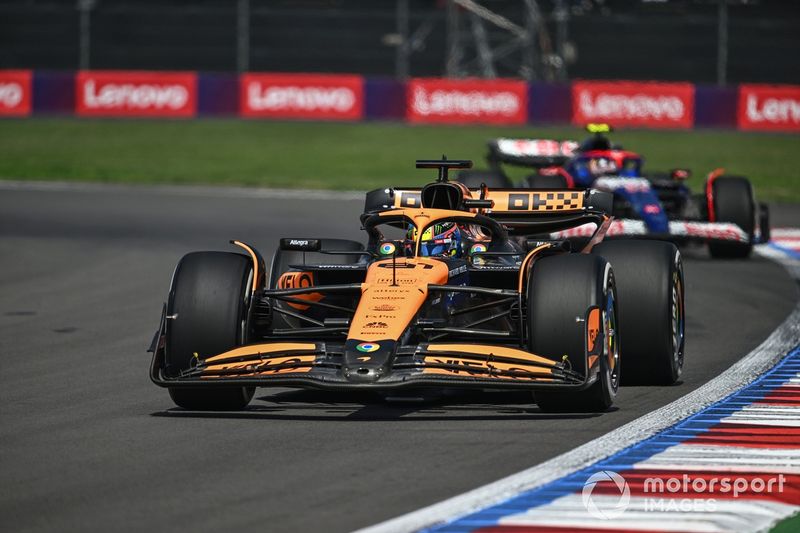 Oscar Piastri, McLaren MCL38, Yuki Tsunoda, RB F1 Team VCARB 01