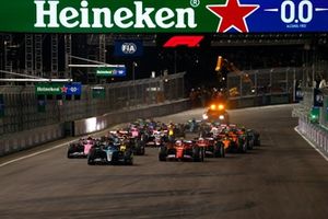 George Russell, Mercedes F1 W15, Carlos Sainz, Ferrari SF-24, Pierre Gasly, Alpine A524, en la salida de la carrera.