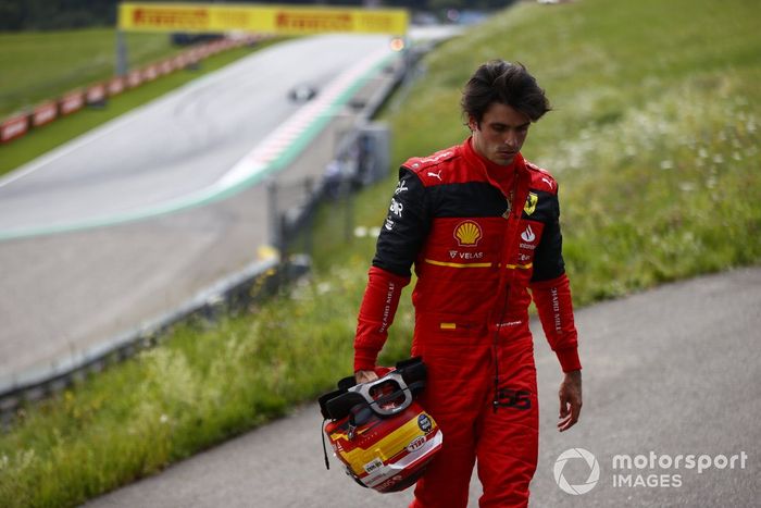 Carlos Sainz, de Ferrari, se aleja de su coche tras un incendio