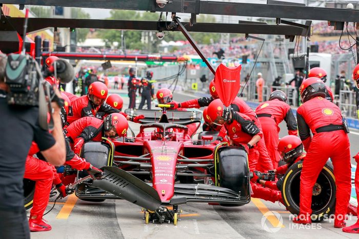 Carlos Sainz, Ferrari F1-75, pit stop