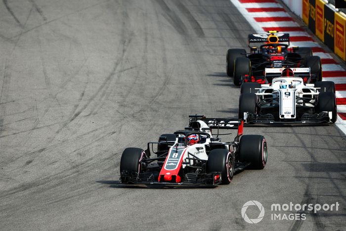 Romain Grosjean, Haas F1 Team VF-18, Marcus Ericsson, Sauber C37, y Max Verstappen, Red Bull Racing RB14