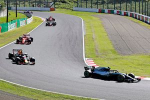 Valtteri Bottas, Mercedes AMG F1 W09 leads Max Verstappen, Red Bull Racing RB14