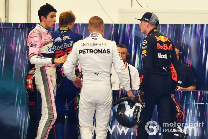 Max Verstappen, Red Bull Racing y Esteban Ocon, Racing Point Force India se reclaman después de la carrera tras su accidente en pista
