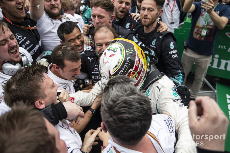 Ganador de la carrera Lewis Hamilton, Mercedes AMG F1 celebra en Parc Ferme